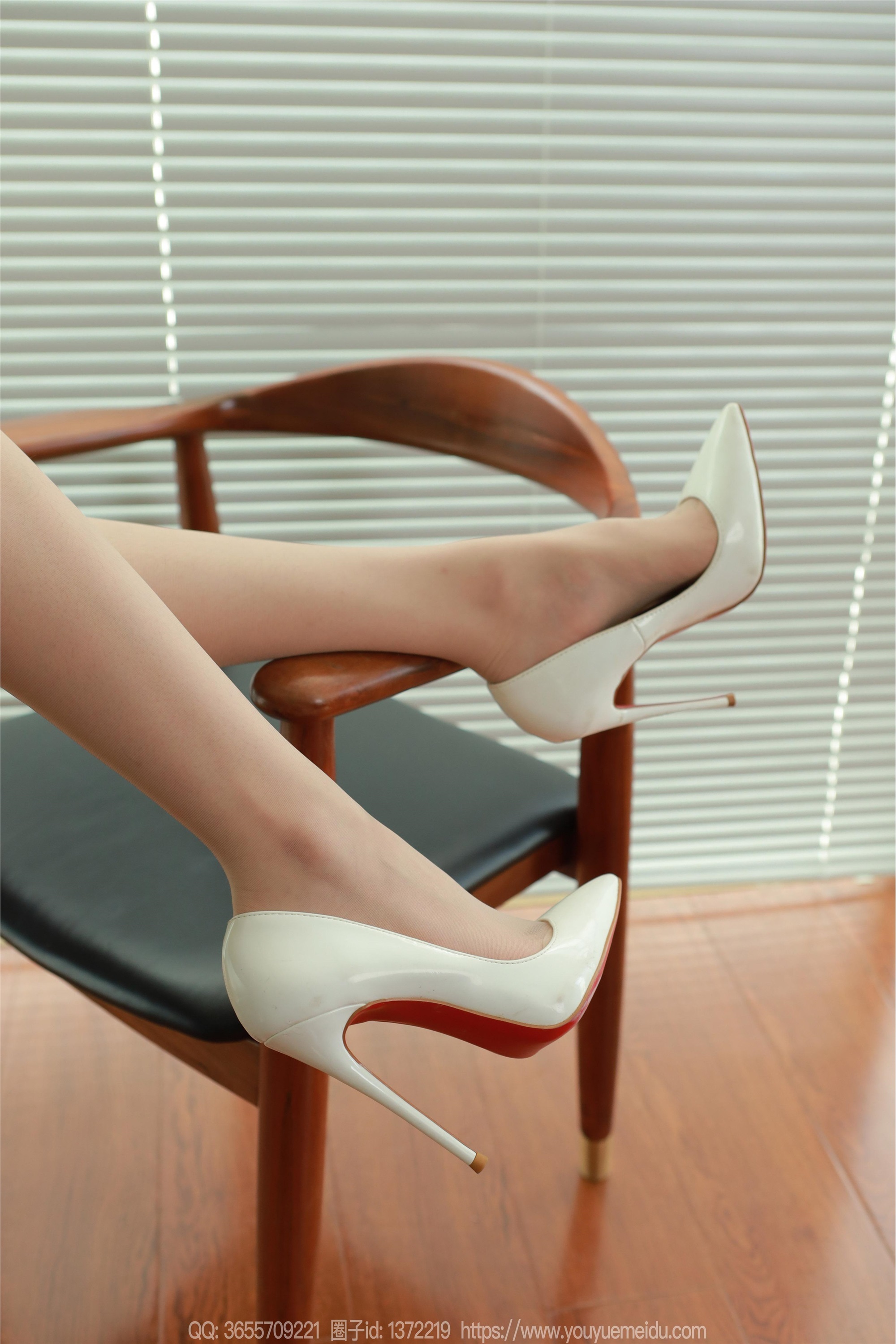 IESS异思趣向  2024.11.04 丝享家 1889 团团《白鞋长腿》